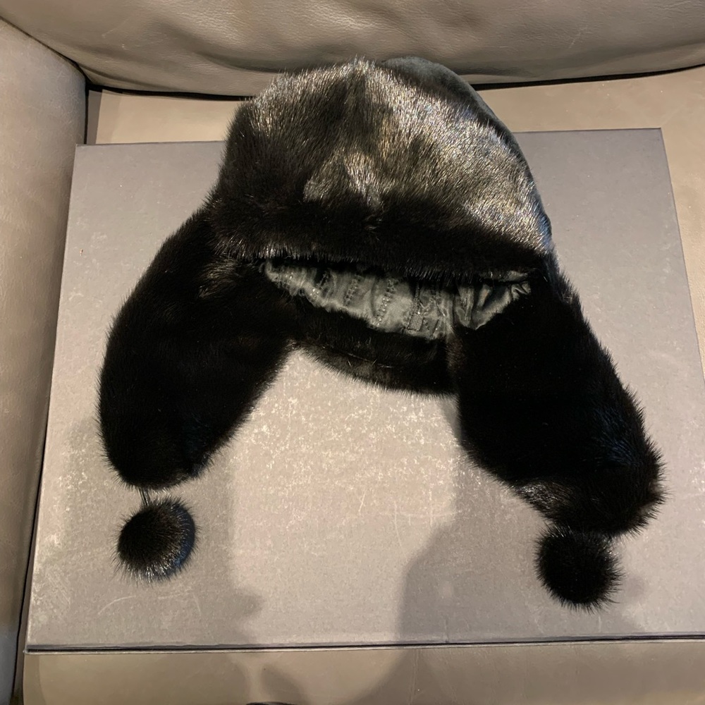 Ladies mink hat in like new condition size S-M